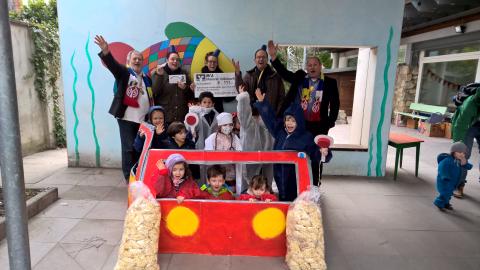 Übergabe Scheck an die Kita